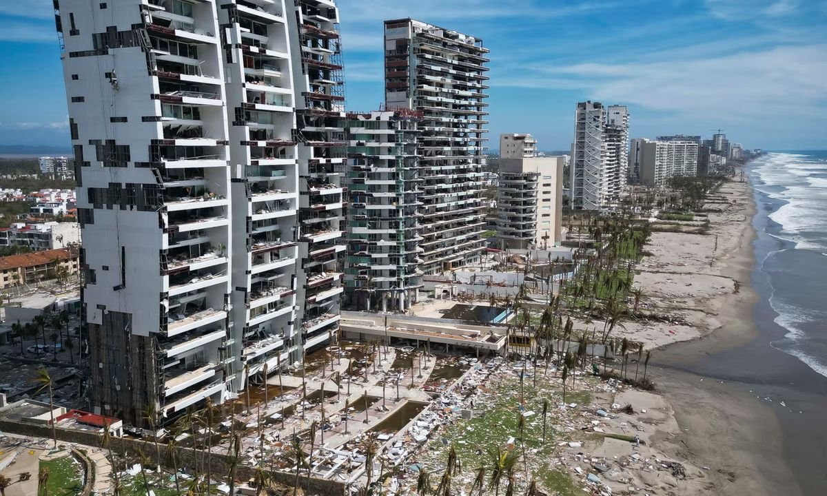 Edificios dañados en la costera de Acapulco tras un huracán