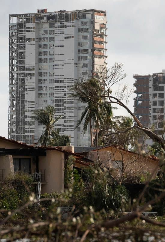 Torre de departamentos con ventanas destruidas tras un huracán