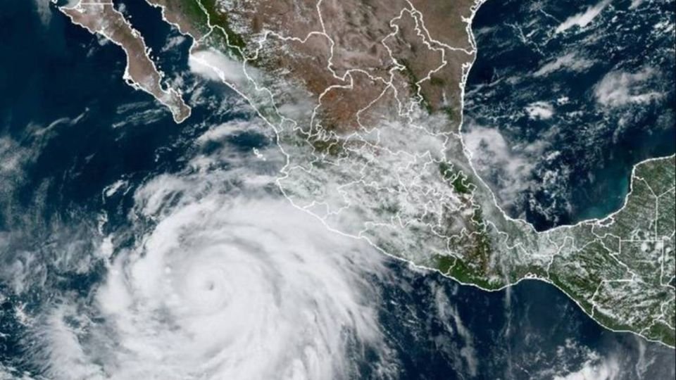 Imagen satelital de un huracán frente a la costa del Pacífico mexicano